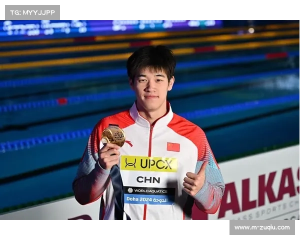 潘展乐与波波维奇赛场内外互动，展现高手间惺惺相惜